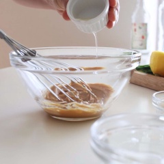 Cà chua bi rửa sạch, để ráo nước rồi cắt đôi. Hành tây, chanh cắt lát mỏng, hẹ cắt khúc. Nước sốt: cho 3 muỗng nước, 2.5 muỗng bơ đậu phộng, 1 muỗng đường, 1 muỗng giấm, 1/2 muỗng muối vào ly đong khuấy đều. Sau đó xếp cà chua, hành tây, hẹ ra dĩa rồi rưới nước sốt lên trên là có thể thưởng thức được rồi nha.