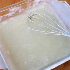 Khuấy tan 100g đường với 100ml nước cốt chanh, vỏ chanh mài và 400ml nước lọc rồi rót ra khay phẳng. Sau 45 phút, nước chanh bắt đầu đóng băng, các bạn lấy ra và đánh đều lên rùi lại cho vào tủ lạnh. Nếu các bạn không thực hiện bước này thì nước chanh sẽ đông cứng thành đá đá.