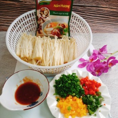 🍀 Làm nước sốt ( muỗng cà phê hết nhe): 1/2 muỗng cà phê muối + 1 muỗng cà phê đường + 1/2 muỗng cà phê bột ngọt + 1 muỗng cà phê tương ớt + 1 muỗng cà phê tương cà + 1 muỗng cà phê dầu hào + 1 muỗng cà phê dầu mè + 1 muỗng cà phê nước tương + 1 muỗng cà phê nước mắm chay, 1 muỗng cà phê hạt nêm chay nấm hương. Tất cả trộn đều cho hòa tan.