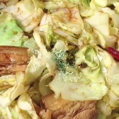 Thêm vào một ít nước để thịt không bị cháy. Cho 1 muỗng canh rượu vang đỏ, 1/2 muỗng canh nước tương và 1/2 muỗng canh dầu hào. Nêm thêm một ít muối và hạt nêm cho vừa miệng, đảo nhanh và nhắc xuống bếp.