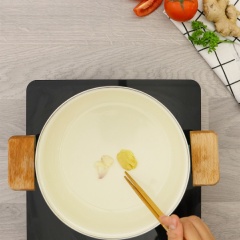 Rang khô hành tím và gừng đập dập, trút sườn vào xào săn. Thêm 1.5 lít nước vào nồi, nấu lửa nhỏ 10 phút.