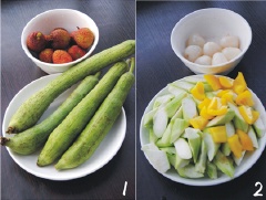 Ớt chuông rửa sạch, cắt miếng nhỏ hình vuông, bỏ hạt. Mướp hương gọt vỏ, rửa sạch, cắt xéo.
