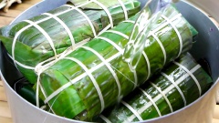 Bọc lá chuối lại thật chặt tay rồi dùng dây lạt (dây chuối, dây ni lông) buộc bánh tét lại. Chuẩn bị một chiếc nồi lớn, lót lá chuối thừa bên dưới nồi để bánh tét không tiếp xúc với đáy nồi có nhiệt độ quá cao. Xếp bánh tét vào nồi rồi đổ ngập nước. Mang bánh đi luộc với lửa lớn, nhớ châm nước thường xuyên, luộc 1 đêm hoặc khoảng từ 5 đến 6 tiếng. Bánh chín nhấc ra treo lên chổ thoáng mát cho ráo nước