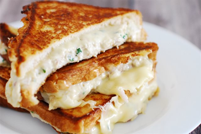 Sandwich Kẹp Thịt Gà Phô Mai