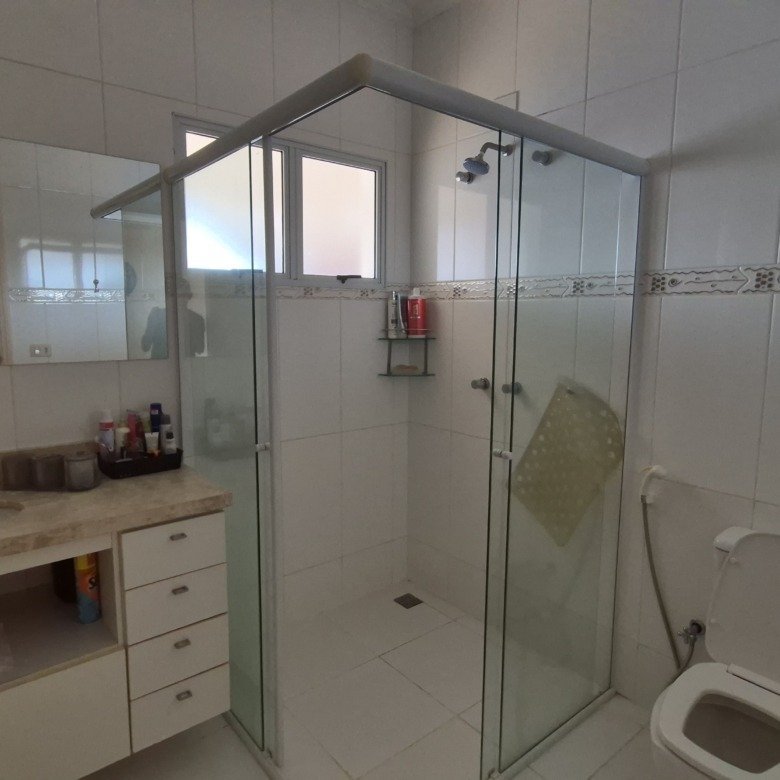 Foto 12 de Casa terréa com 4 suítes na Quadra GW Iate, um terreno amplo de 1.250m² e 320m² de construção