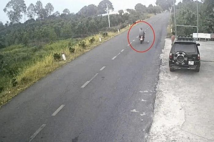 Bé trai đá bóng ra đường khiến người đi xe máy tử vong - Tạp chí Người Đưa Tin