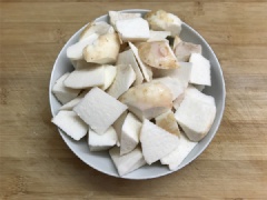 Khoai sọ bóc bỏ vỏ, rửa sạch, rồi thái nhỏ vừa ăn. Cải thìa thái nhỏ rồi xào sơ với 2 muỗng canh dầu ăn cho cải dịu đi, cho ra tô để riêng.