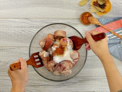 Bạn chọn chân giò trước vì sẽ ngon hơn chân sau, cắt khoanh vừa ăn rửa sạch với nước và muối dùng tay bóp cho sạch. Sau đó trụng sơ chân giò tầm 3 phút có hành, gừng và chút xíu giấm để khử bớt mùi hôi. Vớt ra ngâm vào nước đá lạnh và rửa sạch. Ướp chân giò với Ngũ Vị Hương, Hành băm, Hạt nêm, Đường, Bột Ngọt, Nước mắm, Muối. Trộn đều gia vị cho chân giò ngấm 1 tiếng.