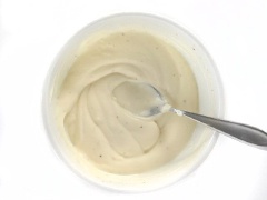 Sốt yogurt: cho 150g sữa chua (Greek yogurt), 60g sốt mayonnaise, 1 muỗng giấm táo. 1 muỗng mật ong, 1/4 muỗng muối, 1/4 muỗng tiêu và khuấy đều lên cho hòa quyện vào nhau. Bông cải cắt miếng nhỏ vừa ăn, rửa thật sạch với nước muối nhiều lần rồi vớt ra để ráo.