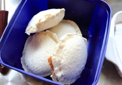 Cho bánh vào ngăn đá tủ lạnh khoảng 4 giờ để kem đông lại.