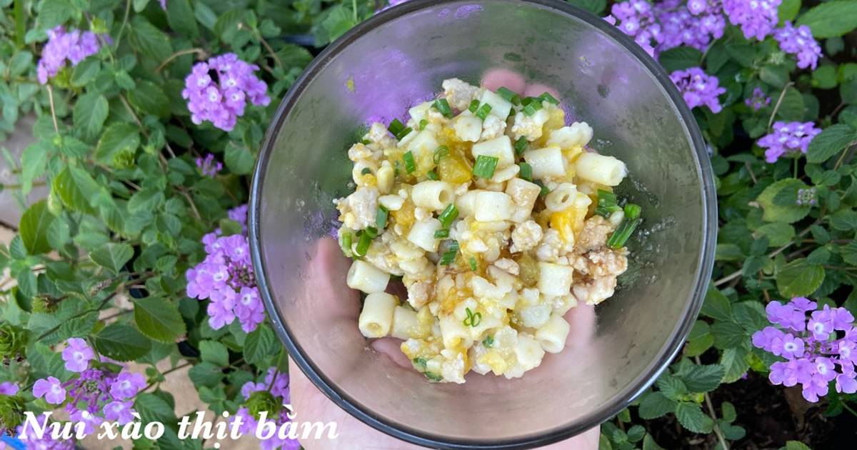 Nui xào thịt bằm bí đỏ đậu xanh