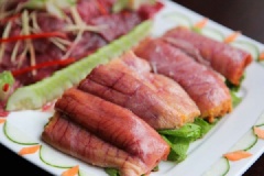 Trứng cá thu rửa qua với nước muối pha loãng cho sạch mùi tanh. Sau đó ướp trứng cá với 1/2 muỗng muối, 1/2 muỗng hạt nêm, 1/2 muỗng hạt tiêu, 1/2 muỗng mì chính, 2 muỗng bột nghệ. Để khoảng 10 phút cho trứng thấm gia vị. Củ nghệ tươi bỏ vỏ, thái khoanh mỏng. Tỏi bóc vỏ đập dập, băm nhỏ. Ớt sừng thái mỏng.