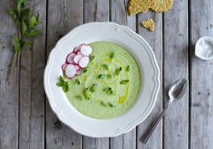 Cho soup ra đĩa, rưới thêm ít dầu mè, rắc thêm hành lá và trang trí ít lát củ cải đỏ. Món soup bơ dưa leo siêu bổ dưỡng, lại giàu vitamin, chất sơ tốt cho hẹ tiêu hóa. Khuyến khích bạn ăn rau được nhiều hơn.