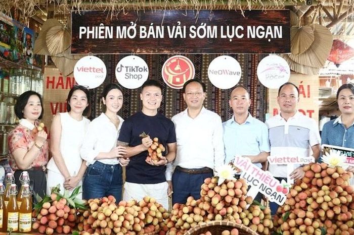 Phó Chủ tịch Bắc Ninh cùng cầu thủ Quang Hải livestream bán hơn 30 tấn vải - Báo Tiền Phong