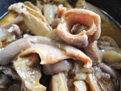 Tiếp theo, đổ 1/2 chén nước sôi, thêm 1 muỗng canh nước tương, ớt cắt nhỏ vào nấu chín. Đun đến khi nước sệt lại và chuyển sang màu vàng nhạt.