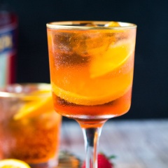 Cách pha chế cocktail cam rượu Aperol cực kì dễ với hương vị tươi mát, đăng đắng của rượu kèm soda và cam rất tuyệt nha. Bạn hãy thử làm ngay nhé, đảm bảo ai cũng phải khen đấy.
