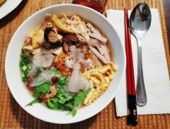 TRÌNH BÀY: Bún trụng sơ với nước sôi, xếp ở dưới. Bốc mỗi thứ một ít các nguyên liệu: thịt gà, trứng, giò lụa, rau răm, hành lá, rắc một ít ruốc tôm lên trên, nêm 1 muỗng cà phê mắm tôm. Khi nước lèo thật sôi, nêm nếm lần cuối rồi rưới đều lên bát bún. Bát bún thang được dọn ra bàn phải đủ màu sắc trông mới ngon mắt, ăn mới ngon miệng! Chúc cả nhà thành công!