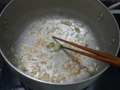 Cho dầu ăn vào nồi, dầu sôi cho gốc hành giã nhuyễn vào phi thơm. Sau đó cho nước vào, khi nước sôi cho hạt nêm tôm vào, cho tiếp khoai vào đảo đều. Sau đó, cho giò sống vào sau cùng, vì giò sống nhanh chín. Nấu canh khoai khoảng 5 phút là khoai chín.