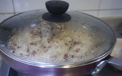 Khi nước sôi thì đậy nắp lại, thỉnh thoảng mở nắp đảo một lần. Nên nấu xôi ở lửa nhỏ đến khi xôi chín dẻo mềm thì mới tắt lửa và không để xôi bị cháy nhé. Sau cùng cho dầu hào, nước tương, muối và hành lá vào trộn lên là có thể thưởng thức rồi nè.