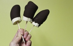 Kem que chuối phủ chocolate đã hoàn thành. Khi ăn có vị ngọt, đắng hòa quyện vào nhau.