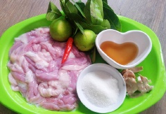 Lòng sơ chế cho sạch. Bóp lòng với giấm cùng muối sau đó rửa thật sạch. Tỏi bóc vỏ, đập dập, ớt thái lát mỏng, lá chanh thái chỉ, chanh vắt lấy nước cốt.