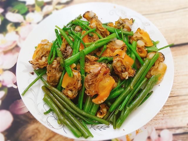 Sò Lông Xào Rau Muống
