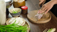 Băm nhỏ tỏi, hành tím, ớt, các bạn có thể cắt lát cũng được, nhưng băm nhỏ thì khi phi sẽ dễ vàng và thơm hơn nghen, lúc ăn cũng ít bị có mùi nữa, sẽ ngon hơn rất nhiều so với lúc cắt đó.