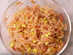 Sau đó lần lượt cho vào tô giá đỗ gồm: 1/2 muỗng canh tỏi băm, hành lá thái nhỏ, 1 muỗng canh dầu mè, 1/2 muỗng canh ớt bột và mè trắng rang, trộn đều lên.