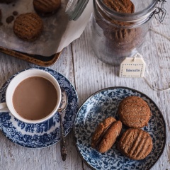 Trộn dầu dừa và chocolate lại với nhau trong bát. Cho vào lò vi sóng đun chảy hoặc đun cách thủy rồi trộn đều hỗn hợp lại. Khi bánh đã sẵn sàng. Bạn phết chocolate vào một mặt bánh rồi dùng miếng bánh khác đậy lại. Vậy là hoàn thành rồi.