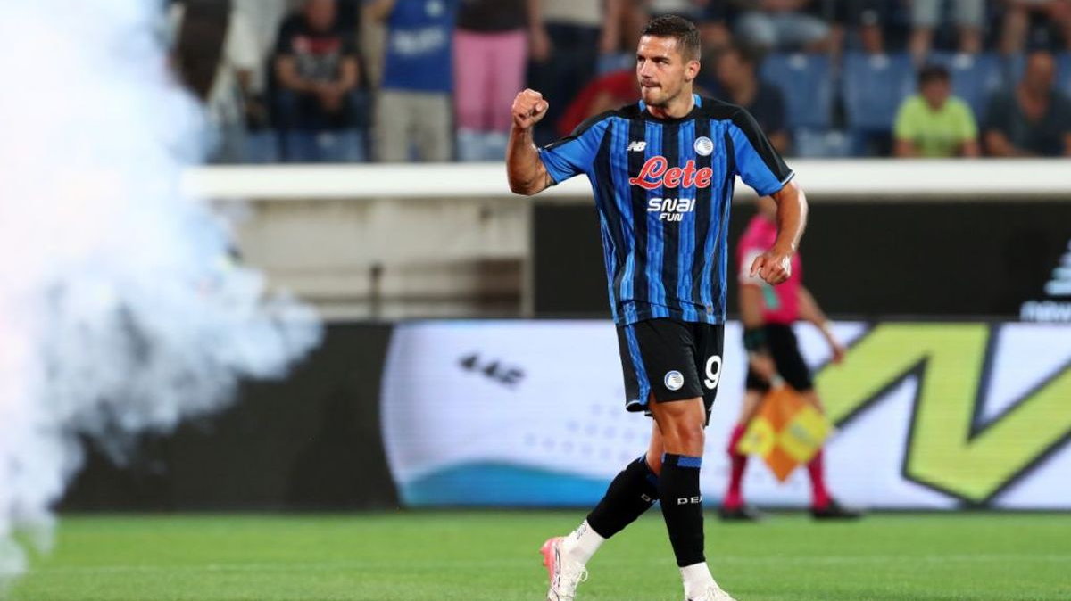 Pelatih kepala Atalanta Maurizio Sarri saat mengamati pertandingan dari pinggir lapangan.