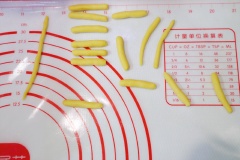 Viên bột 50g vê thành mình hưu cao cổ như hình. Lấy khối bột vàng 10g để làm 4 chân hưu. Ít bột vàng làm tai hưu và đuôi hưu. Trộn ít bột cacao với bột trắng để làm mắt, chóp tai và chóp đuôi hưu cao cổ nữa là hoàn tất.