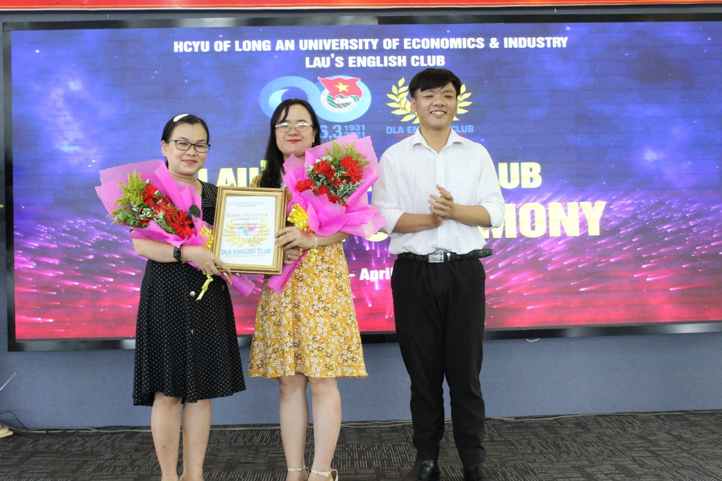 Ban cố vấn nhận hoa và thư cảm ơn từ LAU’s English Club
