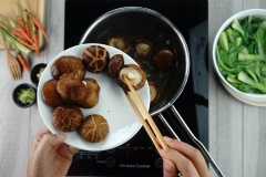 Tận dụng nồi nước chần rau, luộc nấm đông cô luôn (nếu có gừng, ở giai đoạn này bạn cho vào vài lát gừng đập dập để khử bớt mùi nấm). Cho nấm vào luộc 2 phút, vớt ra để riêng.