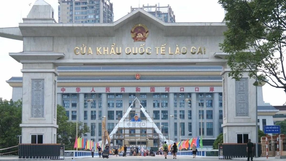 Xuất hiện tình trạng ném 'bom bẩn' trả thù cán bộ hải quan Lào Cai - Báo Tiền Phong