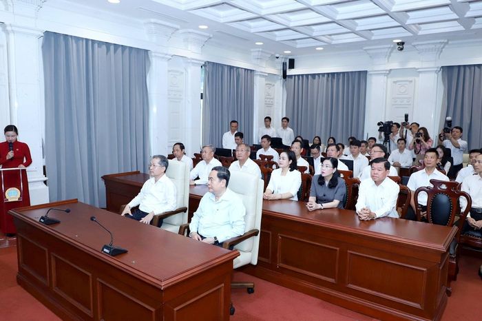 Chủ tịch Quốc hội thăm Trung tâm giám sát, điều hành hoạt động ngành Tòa án - Báo Công Lý