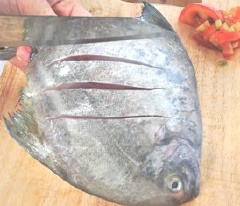 Cá chim làm sạch, dùng dao khứa 2-3 đường lên thân cá, rửa sạch, để ráo nước. Hành lá rửa sạch, cắt nhỏ.