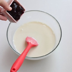Đổ hỗn hợp sữa và gelatin vừa đun ra tô thủy tinh to, đổ sữa chua vào trộn đều. Tiếp theo, đổ mứt việt quất vào hỗn hợp trên.