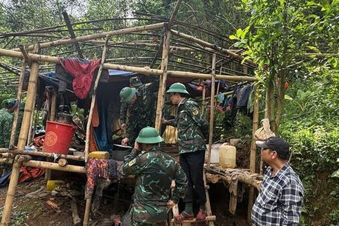 Truy quét điểm nóng khai thác vàng ở Huế, nhiều đối tượng bỏ chạy vào rừng - Báo Sức Khỏe &amp; Đời Sống
