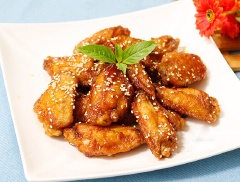 Thịt gà chiên sốt mật ong với thịt gà tẩm chút gia vị, phủ bột năng rồi chiên chín bàng đều. Sau đó sốt cùng hỗn hơp sốt mật ong, nước tương, tương cà, cho màu sắc rất bắt mắt. Rắc thêm ít mè rang lên trên dùng nữa là hoàn hảo.