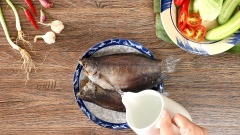 Cách chế biến cá khô: Ngâm 100gr khô cá sặc vào nước ấm nóng ít nhất 2 tiếng, đến khi cá hơi mềm thì rửa sạch cá nhiều lần dưới vòi nước để cá sạch và bớt mặn. Sau đó, xé nhỏ thịt cá và bỏ phần xương.