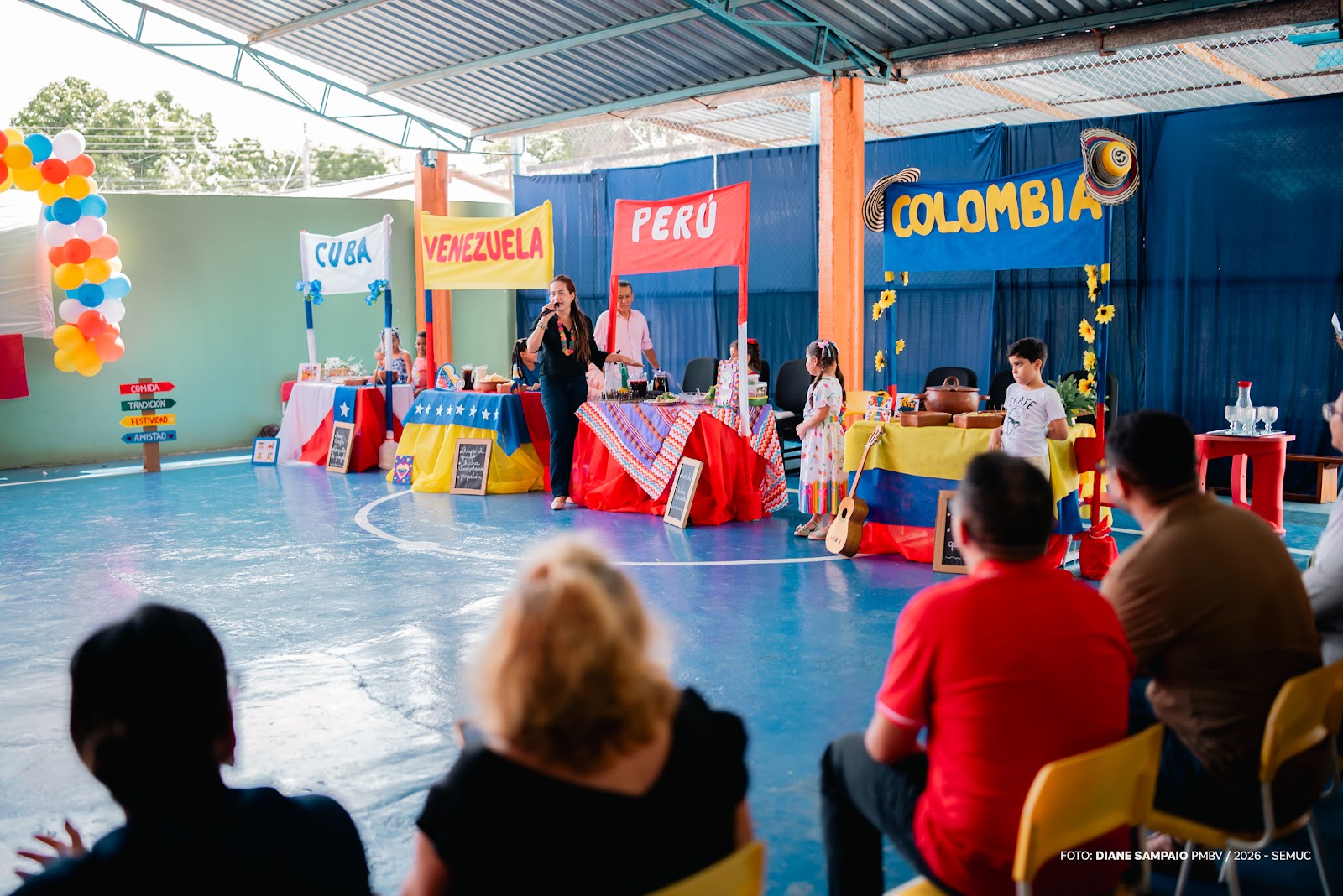 Estudante Ester Lima explica receita de ceviche peruano durante atividade cultural em escola de Boa Vista.