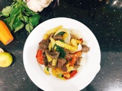 Khoai tây trước khi xào được chiên nên có lớp vỏ vàng ruộm, vẫn giữ được độ giòn, bên trong bở tơi, quyện với nước tiết từ thịt bò càng thêm đậm đà. Thịt bò vừa chín tới, mềm ngọt, rất thơm. Món ăn có hương vị thơm ngon, màu sắc bắt mắt, sự kết hợp của nhiều nguyên liệu nên càng trở nên hấp dẫn.