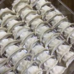 Múc 1 muỗng nhân thịt bò vào vỏ bánh rồi tiến hành gấp thành hình những chiếc sủi cảo có hình dạng như chiếc thuyền nhỏ. Làm tương tự cho hết nguyên liệu.