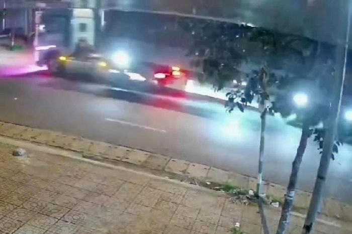 Xe máy tông chó rồi va xe tải, 2 người bị thương nặng - Báo Lâm Đồng
