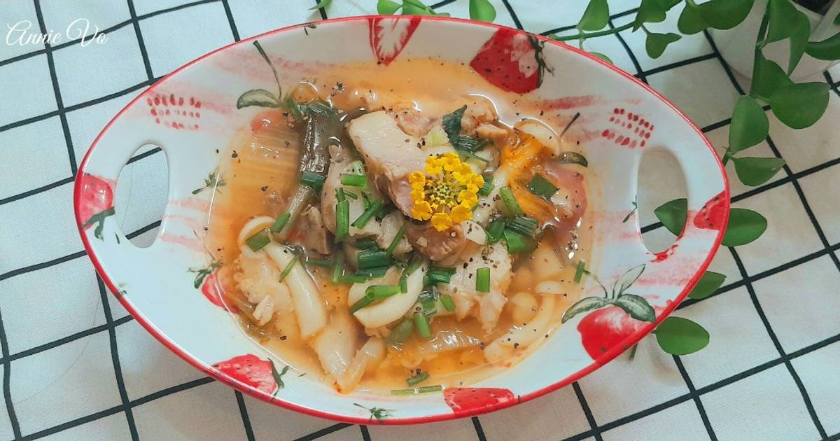 Canh kim chi nấu nấm