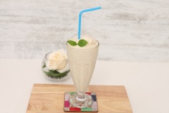 Rót sinh tố ra ly và thưởng thức ngay. Sinh tố chuối kiwi chua ngọt mát lạnh giúp đánh bật ngay cảm giác nóng bức của ngày nắng. Ngoài ra, chuối giàu chất sơ, kali, vitamin C, ... rất có ích cho sức khỏe.
