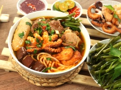 Canh bún bạch tuộc nóng hổi thơm lừng đầy ấp topping, cho thêm chút mắm tôm làm dậy mùi món ăn gây kích thích vị giác đã sẵn dàng để thưởng thức rồi.