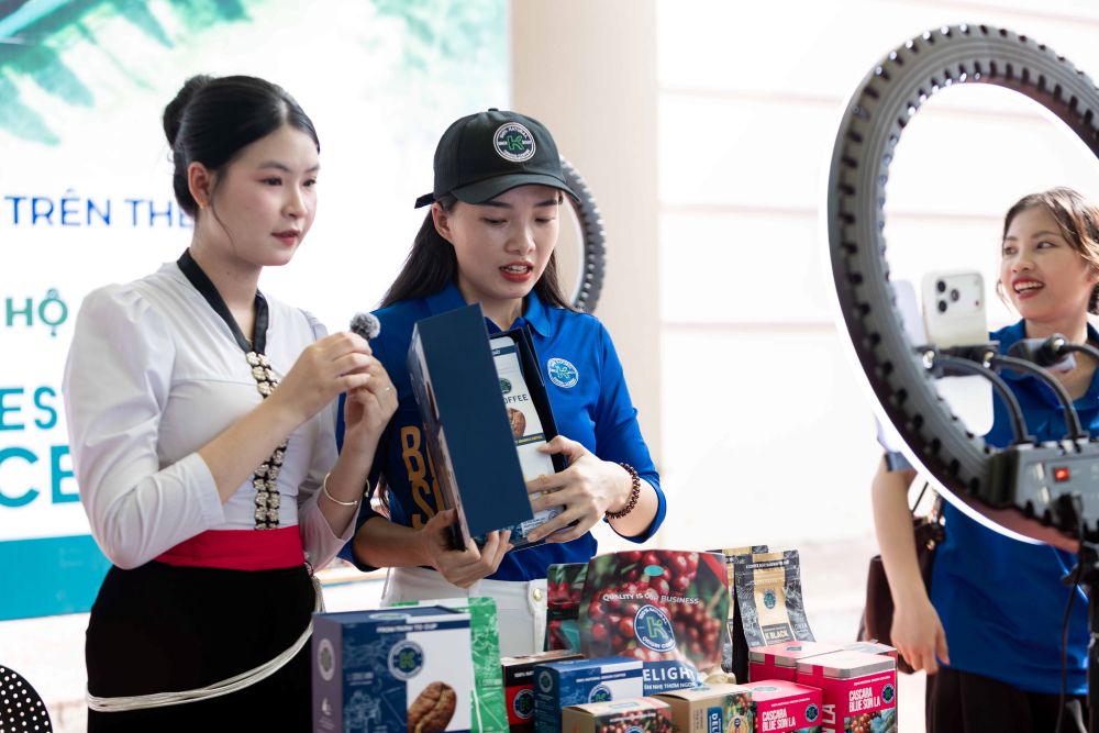 Chương trình “Hương sắc cà phê Arabica Sơn La”: Tăng cường kết nối giữa Nhà trường, Địa phương và Doanh nghiệp