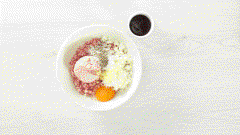 Trong một tô, trộn đều 300gr thịt xay, 100gr giò sống, 50gr củ sắn (đã vắt ráo nước), 50gr hành tây cắt hạt lựu, 1 quả trứng gà với 1/2 muỗng cà phê hạt tiêu, 1 muỗng canh dầu hào, 10gr hành tỏi băm đến khi hỗn hợp hòa quyện hoàn toàn rồi để trong 20 phút.