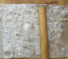 Vớt thịt ra để nguội, xé thịt thành các miếng nhỏ. Cho thịt vào túi sạch, dùng chày cán qua lại. Nếu thịt nhiều so với túi có thể chia làm 2 lần. Sau đó dùng tay xé tơi ra. Cho thịt vào nồi nướng bánh để chế độ Mini (nếu không có thể dùng lò nướng hoặc đảo đều tay trên chảo). Thêm vào 3g muối, 6ml nước tương và 40g đường vào. Bật máy để trong 80 phút.
